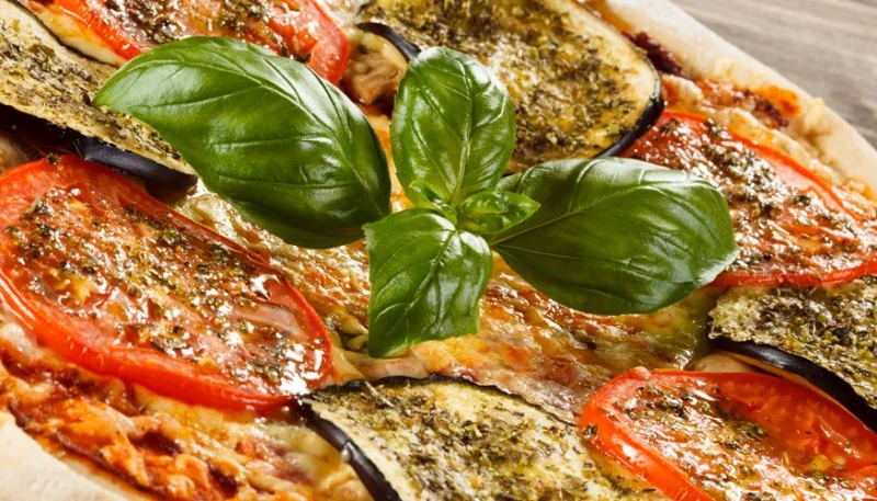 Pizza vegetariana con berenjenas y tomates