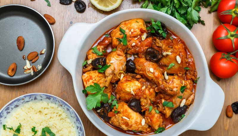 Pollo con aceitunas y almendras