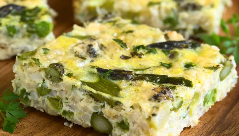 Tortilla de espárragos con salsa fría