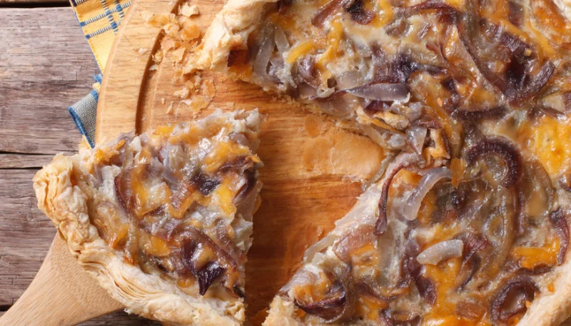 Quiche con cebollas rojas