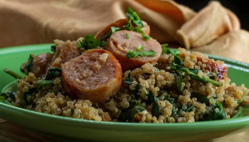 Quinoa con manzana y salchicha