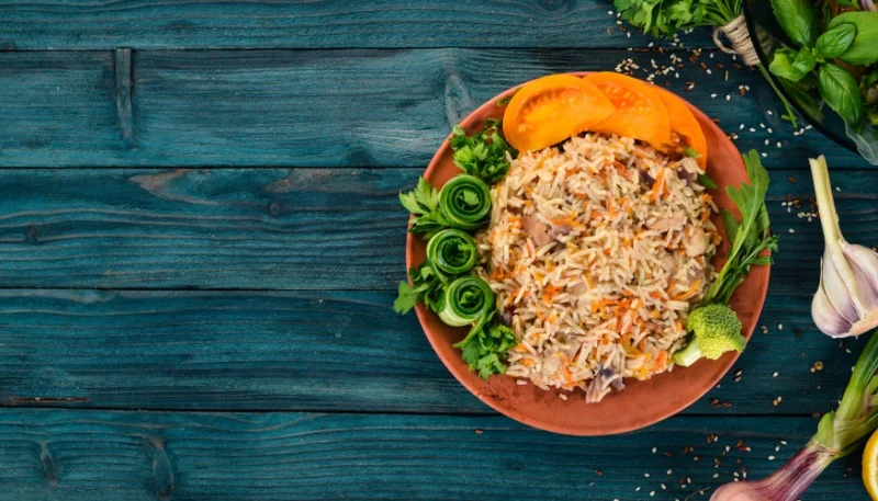 Arroz con zanahorias, guisantes y pollo