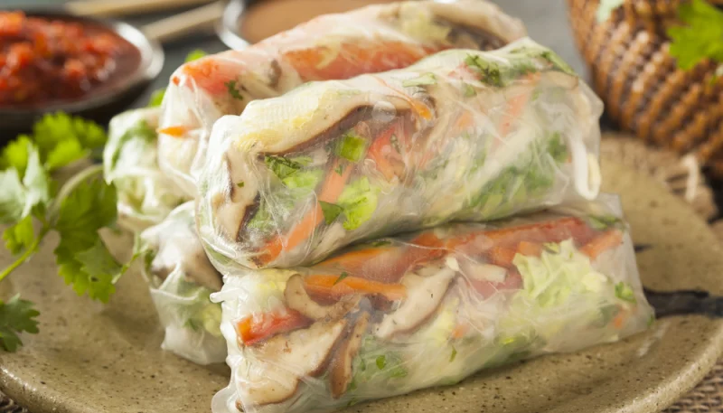 Rollitos de verduras con pasta de arroz