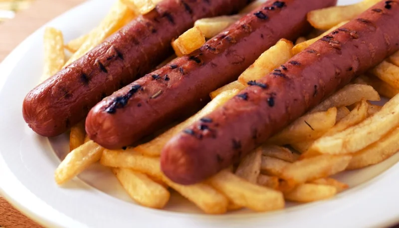 Salchichas cocidas con patatas fritas