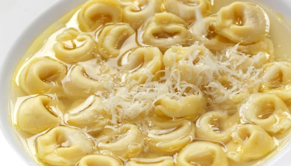 Sopa de tortellini con queso parmesano