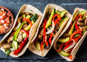 Tacos de cerdo con calabacín y pimientos