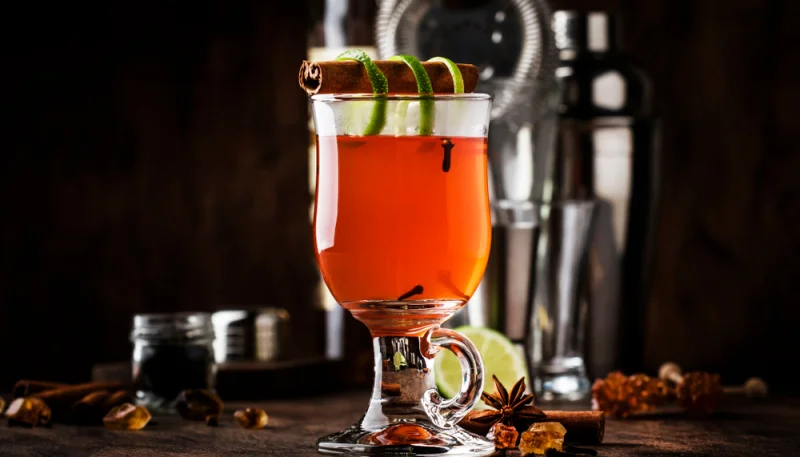 Té negro caliente con alcohol