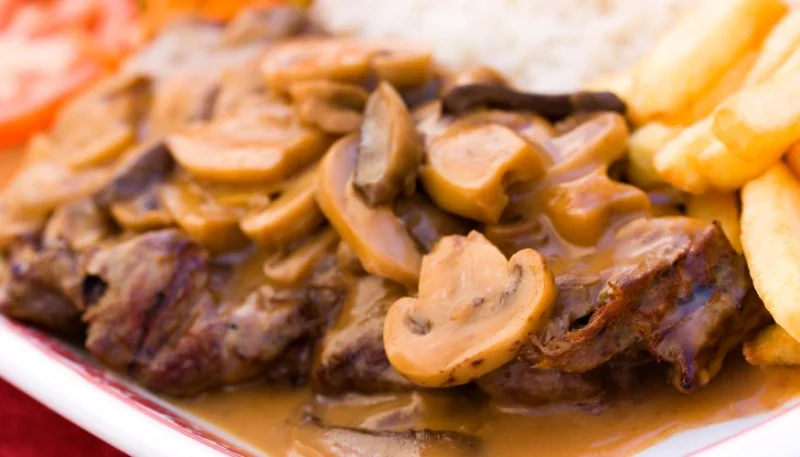 Ternera con champiñones y salsa de vino