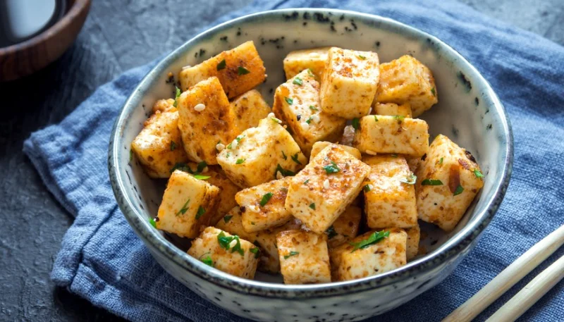 Tofu frito con semillas de sésamo