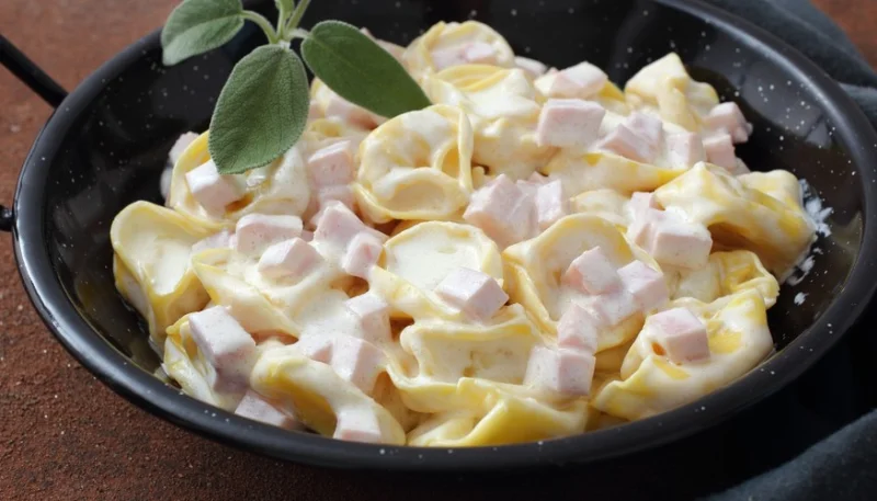 Tortellini con jamón y nata