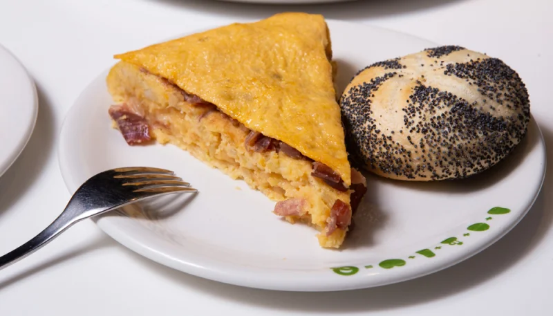 Tortilla de patatas con jamón y queso