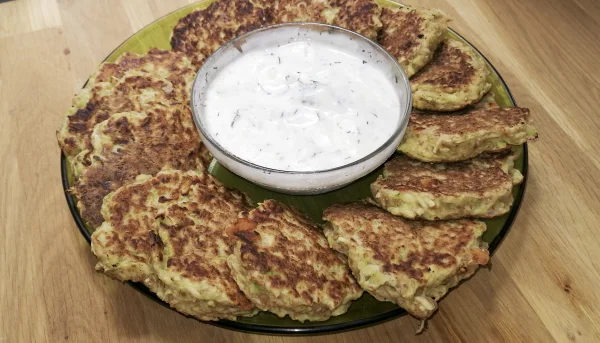 Tortitas de calabacín con salsa de yogur
