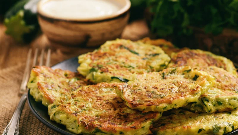 Tortitas de calabacín con queso feta