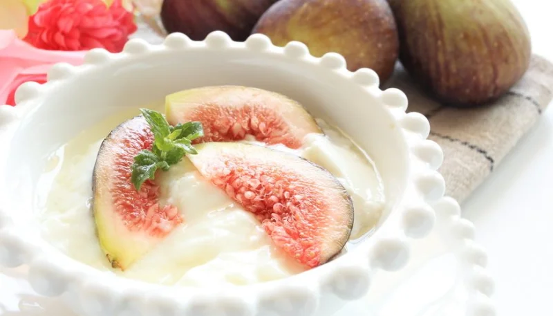 Yogur con higos y almendras