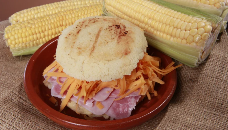 Arepa de jamón y queso
