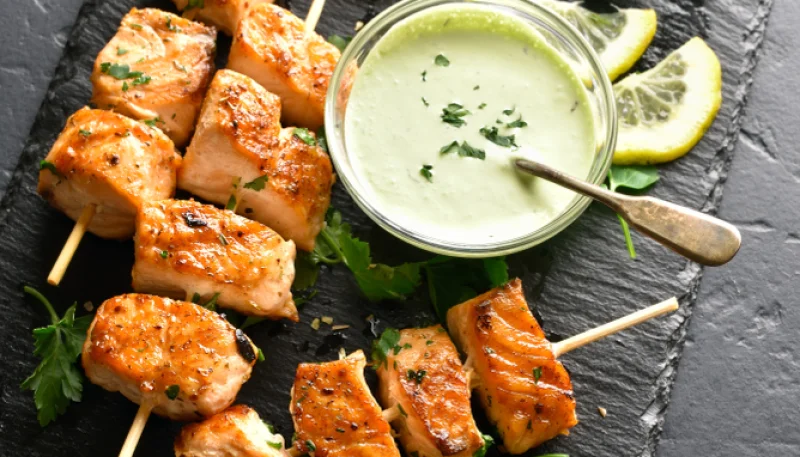 Brochetas de salmón con salsa de yogur