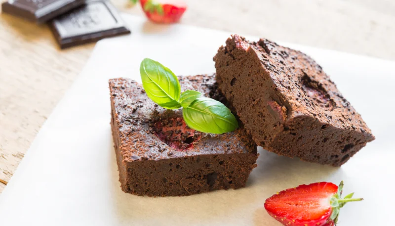 Brownie de chocolate y fresas