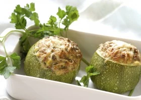 Receta Calabacines rellenos de queso sencilla