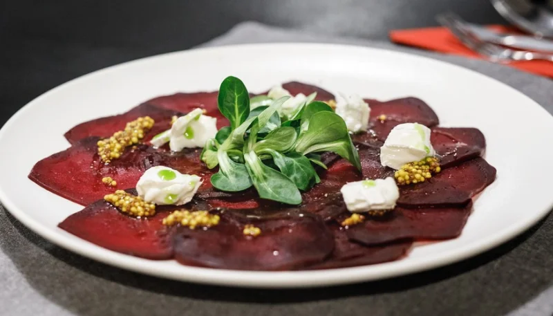 Carpaccio de remolacha con mozzarella