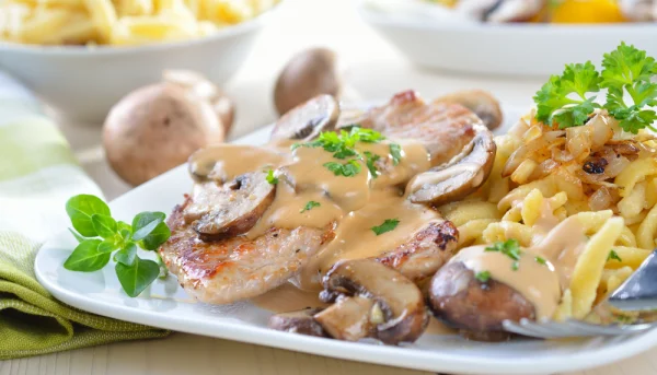Chuletas de cerdo con salsa de champiñones