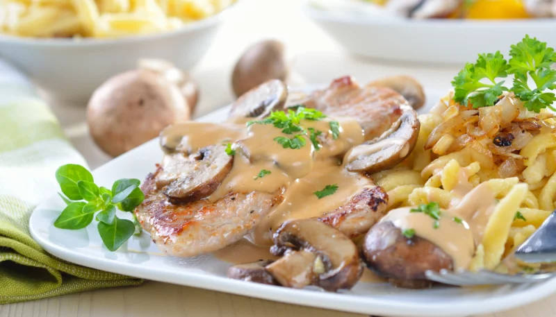 Chuletas de cerdo con salsa de champiñones