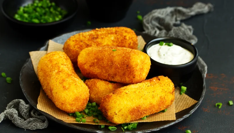 Croquetas de merluza con salsa