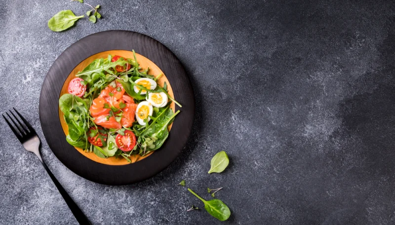 Ensalada con salmón ahumado