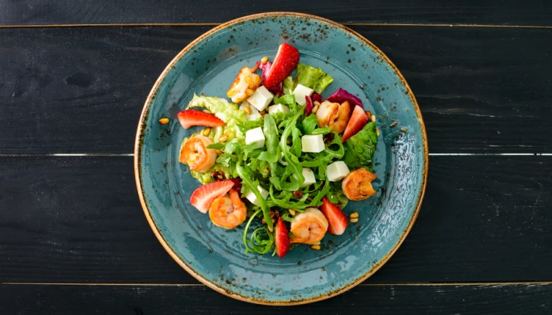 Ensalada de kiwi y gambas