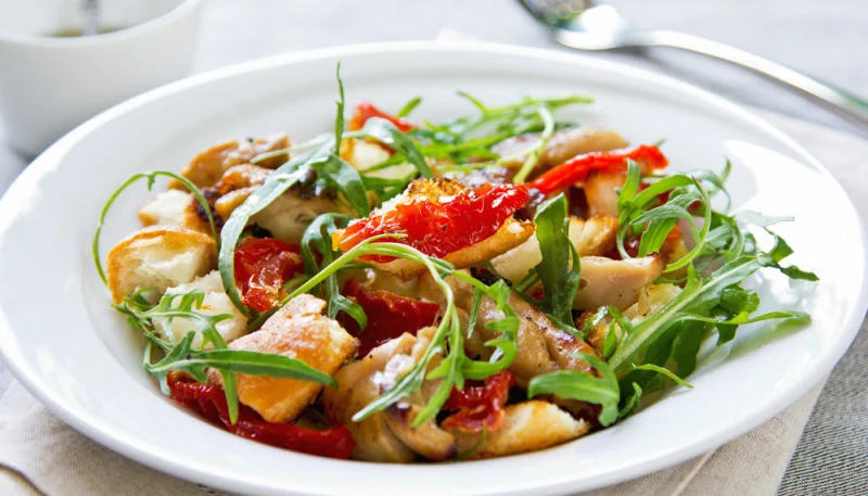 Ensalada de pollo con tomates secos