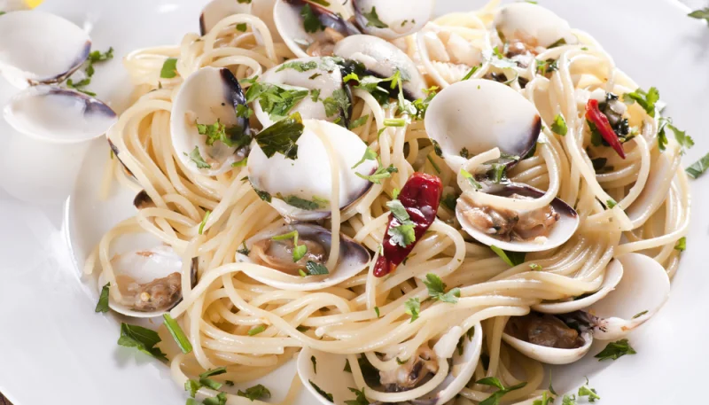 Espaguetis al pesto con almejas