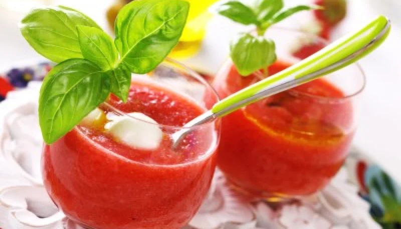 Gazpacho de fresas con albahaca