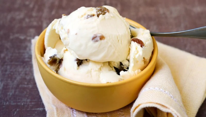 Helado de ron con pasas