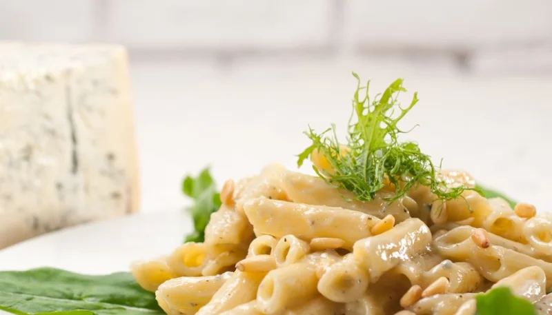 Macarrones con salsa roquefort