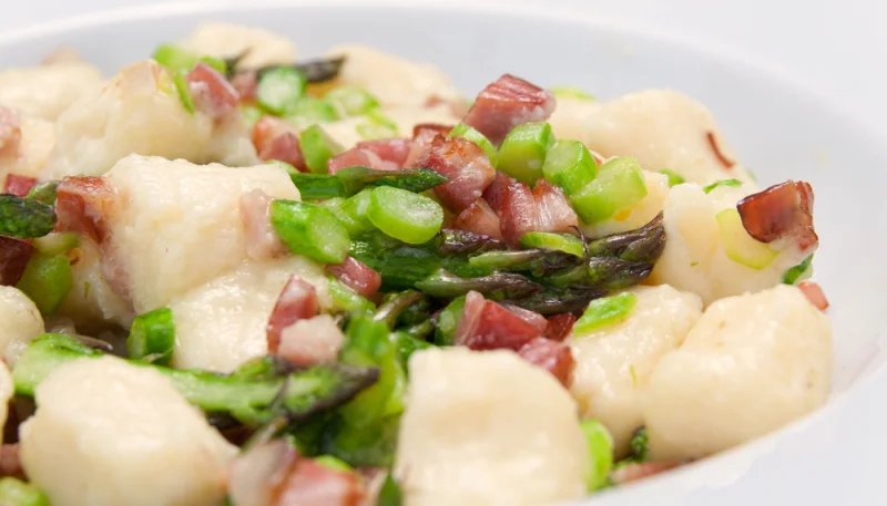 Ñoquis con espárragos y bacon