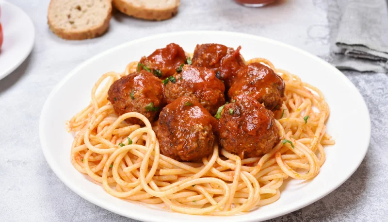 Pasta con albóndigas en lata