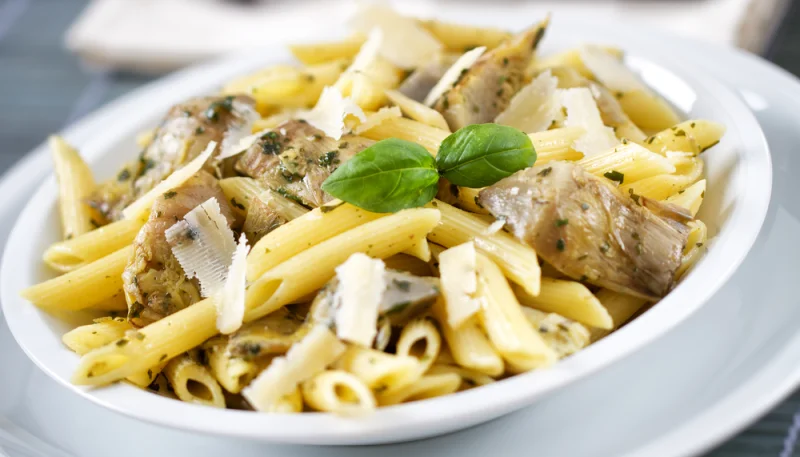 Pasta con alcachofas y bacon