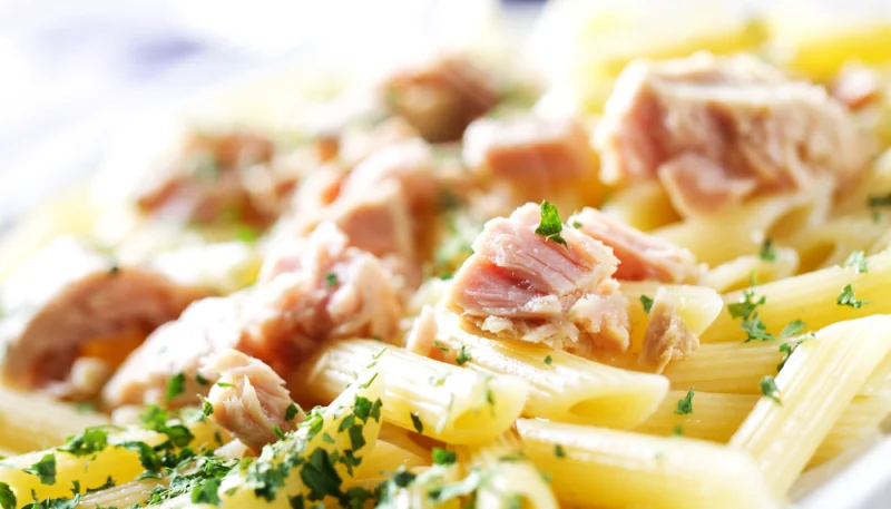 Pasta con atún y salsa de limón