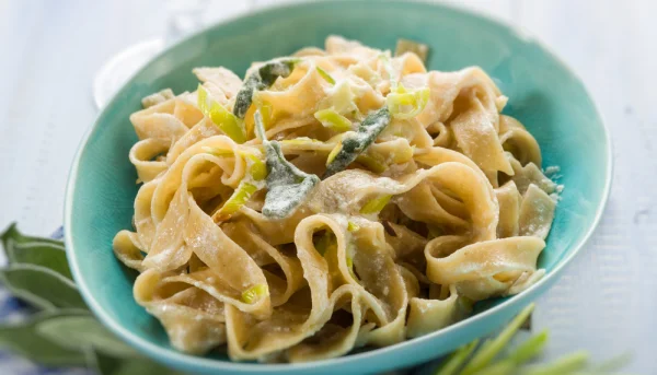 Pasta con salsa de puerros