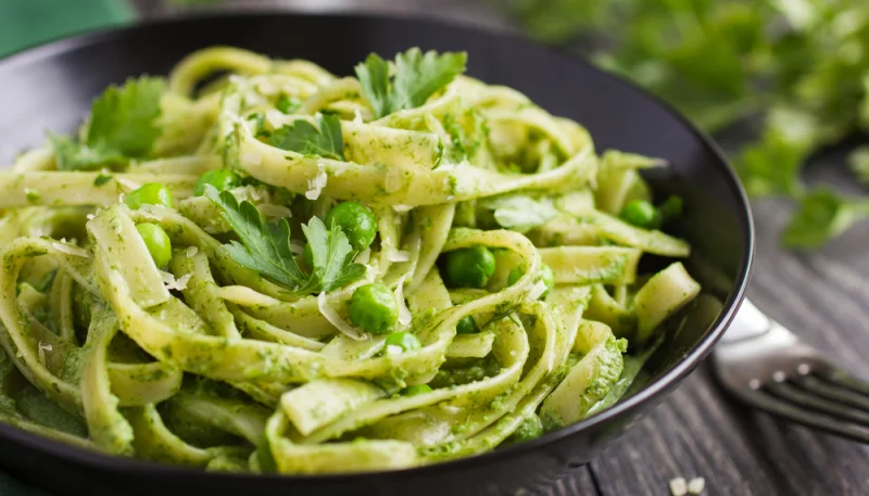 Pasta con espinacas y guisantes
