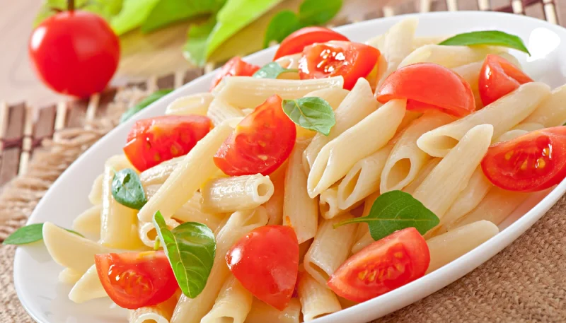 Pasta con tomates cherry y queso feta