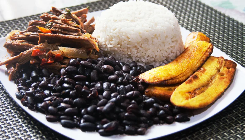 Plato combinado con carne (pabellón criollo)