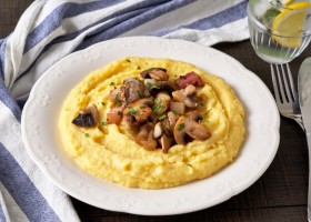 Polenta con queso y champiñones