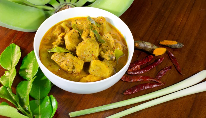 Pollo al curry con plátano