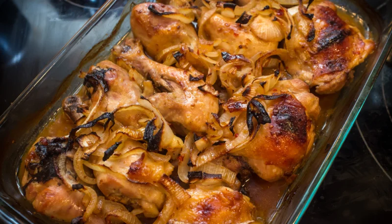 Pollo al horno con cebollas