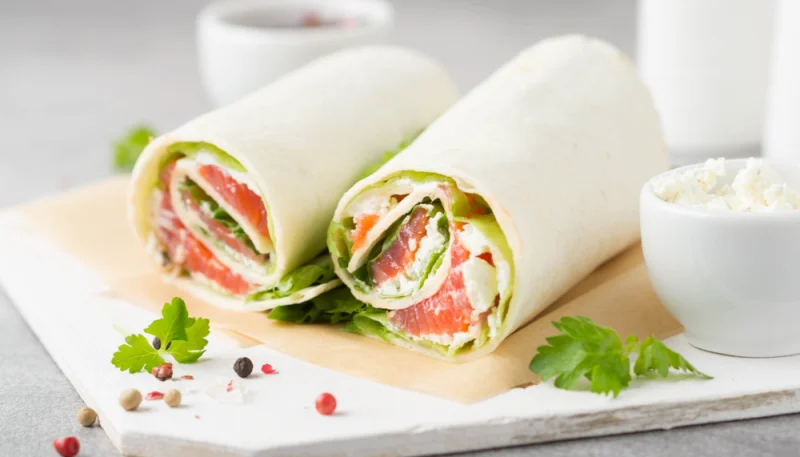 Rollos de salmón ahumado y aguacate