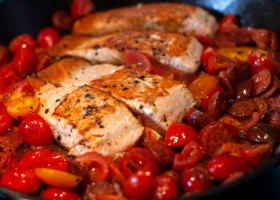 Salmón con tomate y chorizo