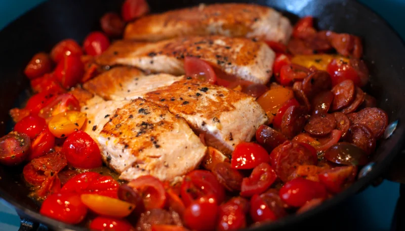Salmón con tomate y chorizo
