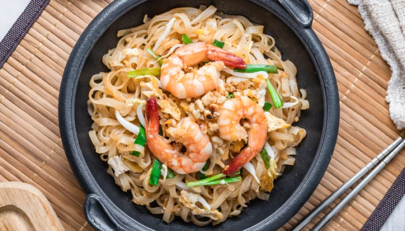 Tallarines de arroz con sepia y gambas