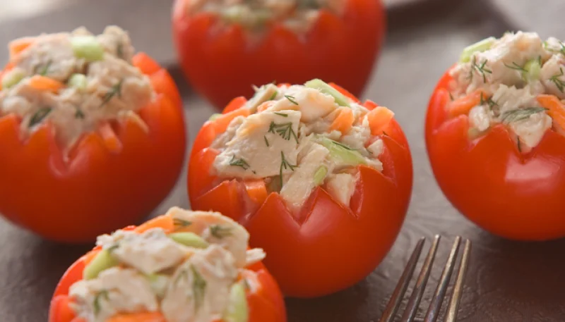Tomates rellenos de atún