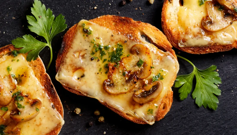 Tostada con queso y champiñones